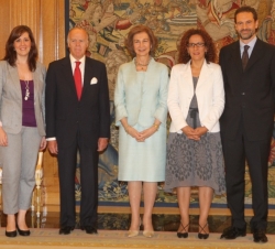 Fotografía de grupo de Su Majestad la Reina con una representación de UNICEF Comité Español